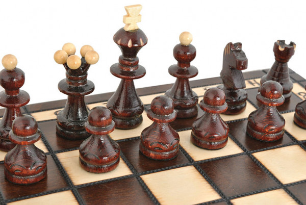 Šachy dřevěné leštěné cestovní