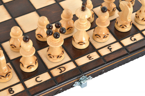 Šachy dřevěné leštěné cestovní